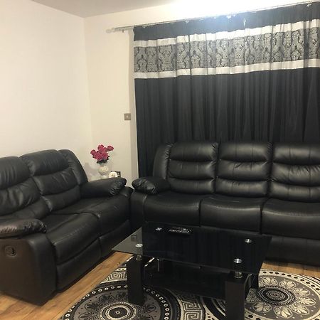 Luxury Kingsize Bedroom With Private Bathroom Northolt  Екстериор снимка
